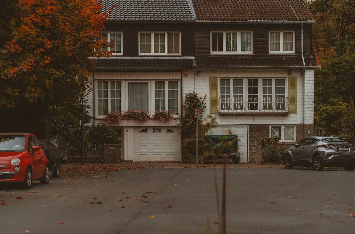 Porte de garage en automne