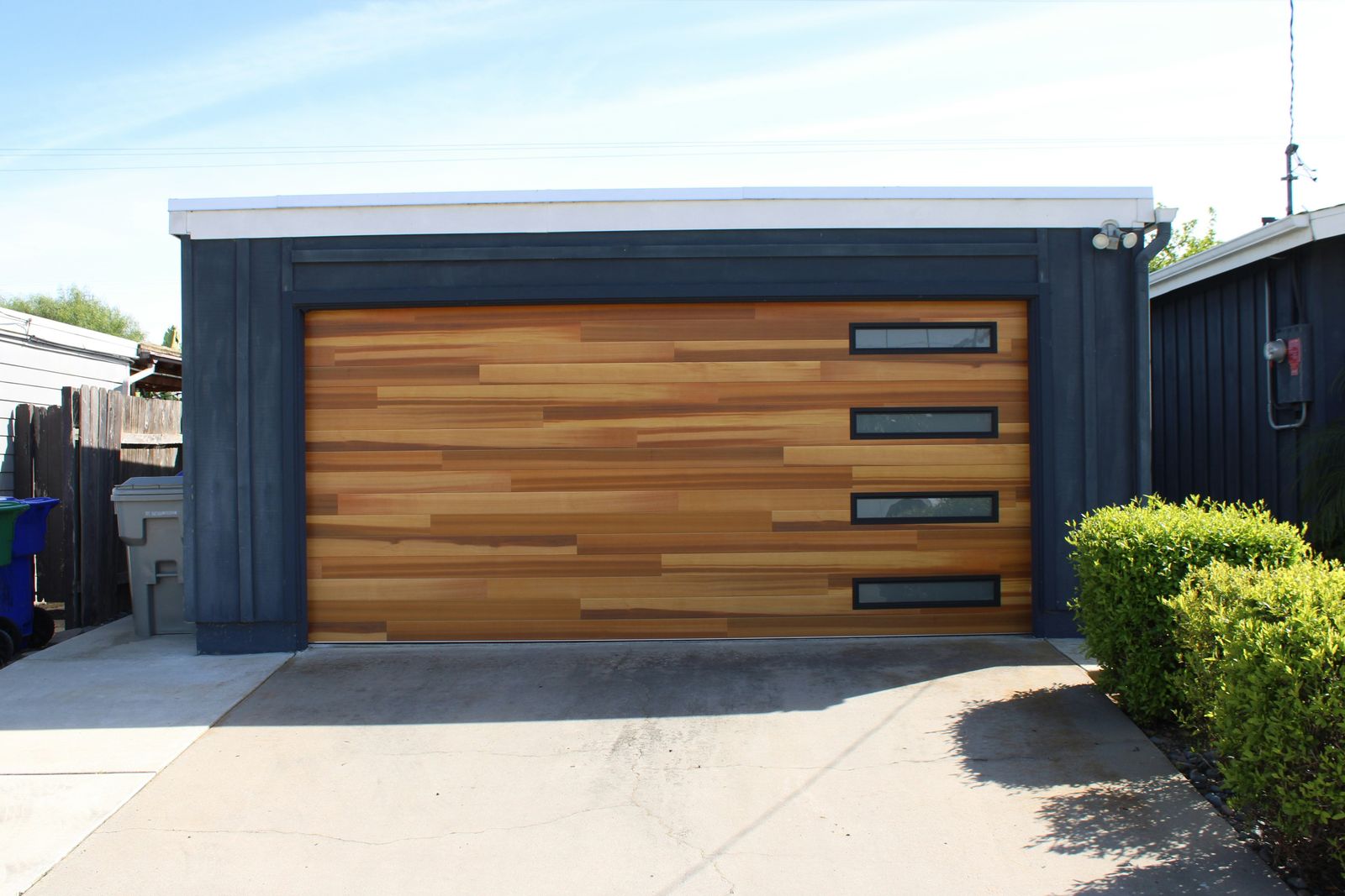 Porte de garage neuve sur une maison